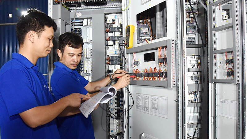 Công nhân làm việc tại Công ty TNHH Vander Leun (Khu Công nghiệp Nam Cầu Kiền, Hải Phòng) chuyên sản xuất và lắp ráp tủ bảng điện cho tàu thủy. (Ảnh TRẦN HẢI)
