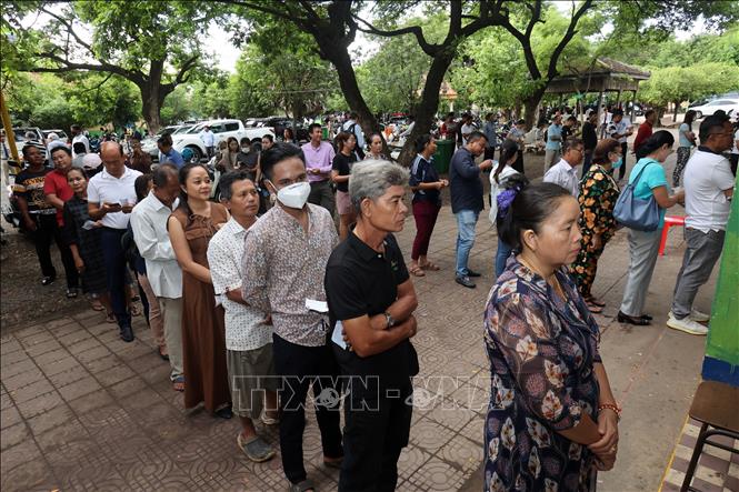 Cử tri Campuchia chờ bỏ phiếu bầu Quốc hội tại một điểm bầu cử ở thủ đô Phnom Penh, ngày 23/7/2023. Ảnh: THX/TTXVN
