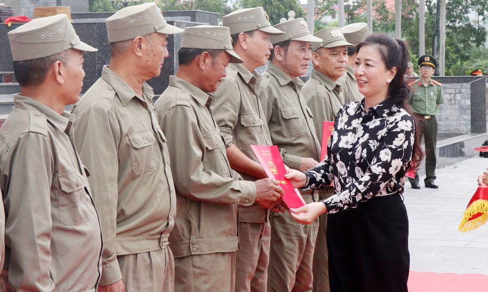 Đồng chí Lê Thị Thu Hồng trao Quyết định của Chủ tịch UBND tỉnh về việc thành lập các tổ bảo vệ ANTT trên địa bàn TP Bắc Giang.