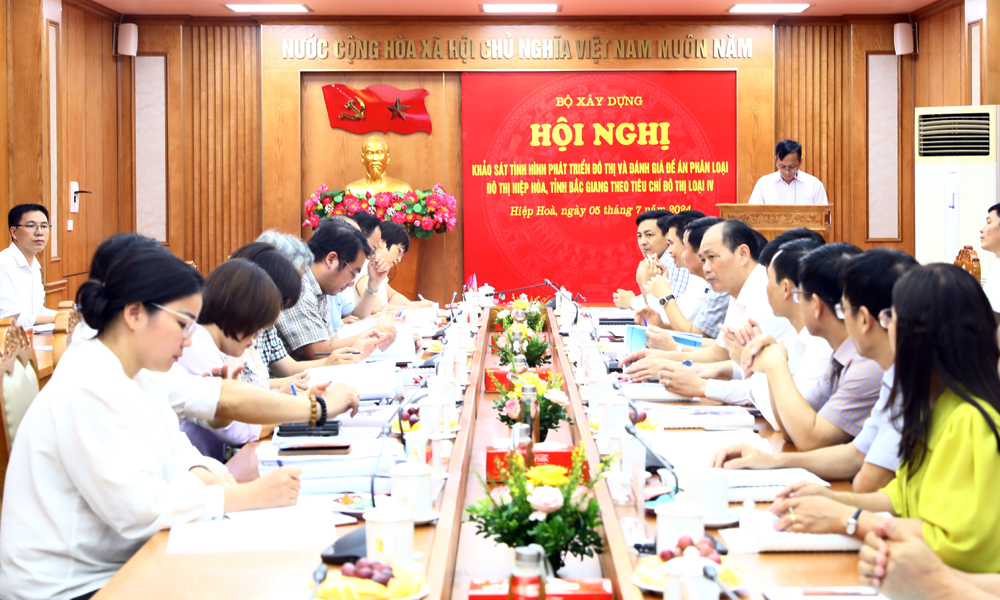 Quang cảnh buổi làm việc tại trụ sở UBND huyện.