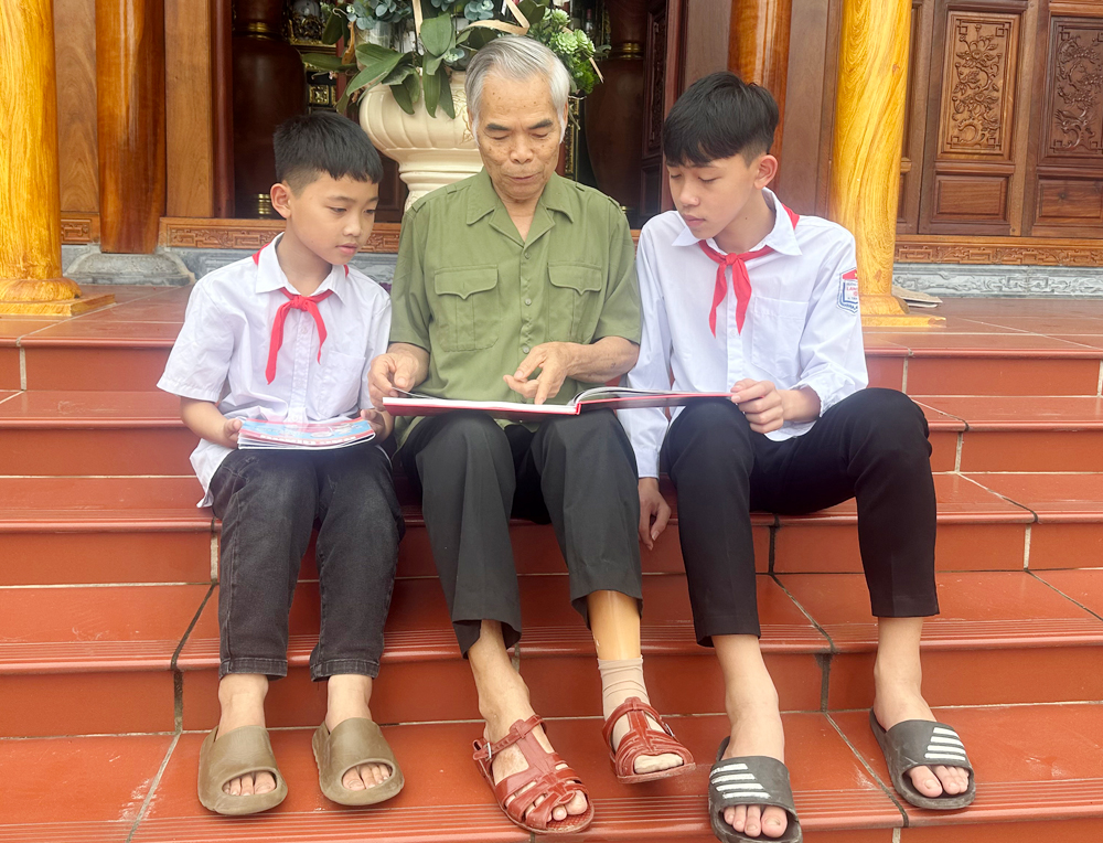 Thương binh Trần Thế Tân được lắp chân giả vui vầy bên các cháu.