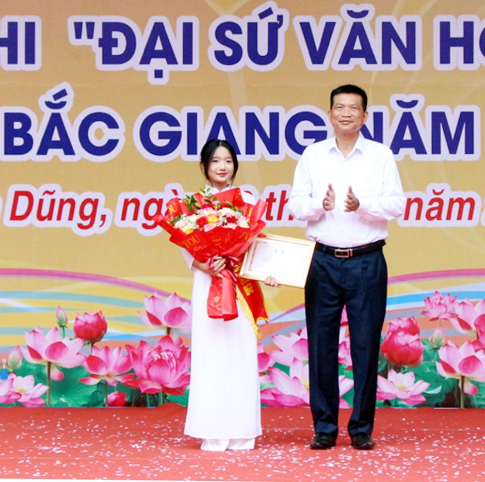 Ông Nguyễn Sĩ Cầm, Phó giám đốc Sở VHTTDL Bắc Giang trao giải 
