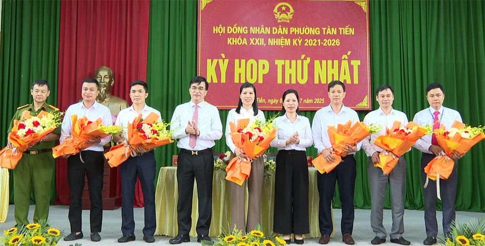 Các đồng chí lãnh đạo Đảng ủy phường Tân Tiến tặng hoa chúc mừng Chủ tịch, Phó Chủ tịch và lãnh đạo các cơ quan chuyên môn UBND phường.