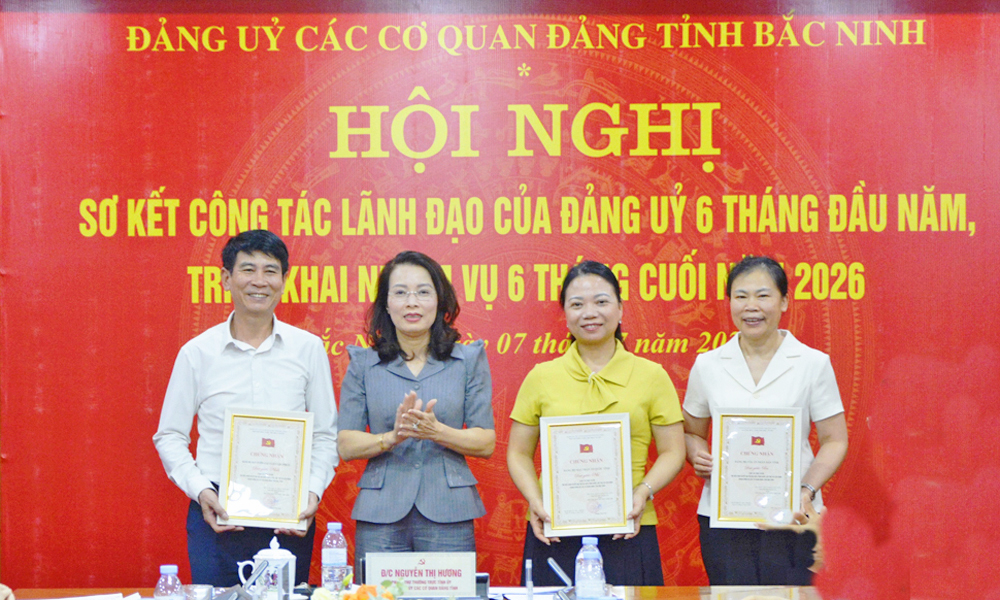 
Đồng chí Nguyễn Thị Hương trao giải Nhất, Nhì, Ba cho đại diện các tập thể đoạt giải.
