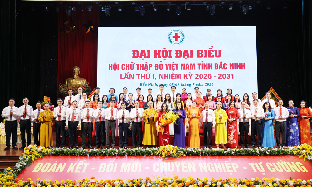 
Các đồng chí: Đỗ Thị Thu Thảo, Nguyễn Thị Hương cùng các đại biểu chúc mừng Ban Chấp hành Hội Chữ thập đỏ tỉnh Bắc Ninh nhiệm kỳ 2026-2031.