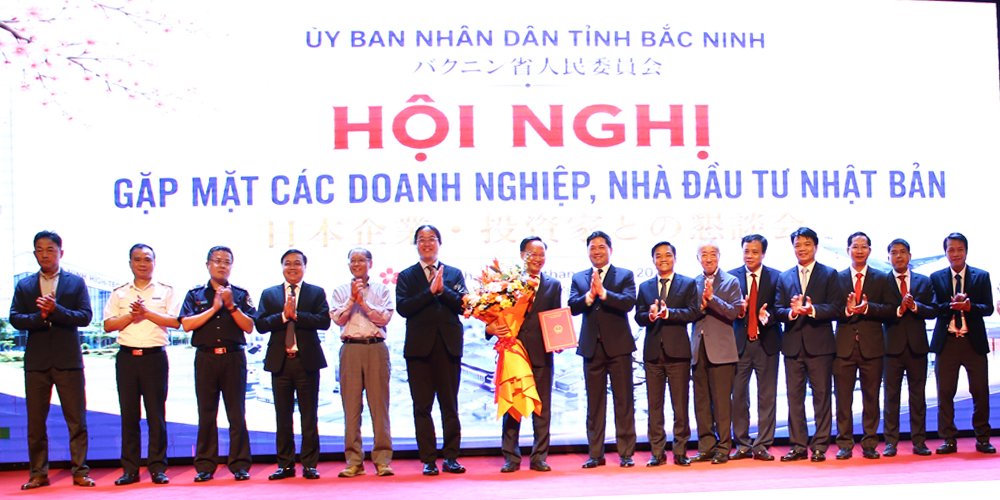 
Đồng chí Nguyễn Hồng Thái trao Quyết định thành lập Tổ xúc tiến và hỗ trợ đầu tư Nhật Bản.