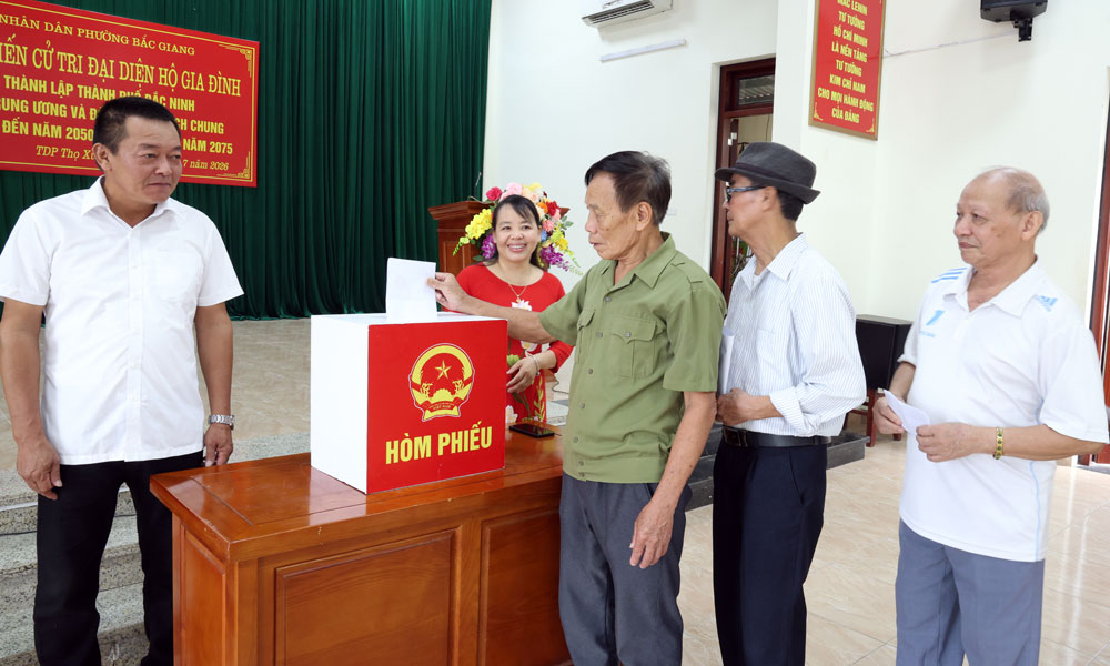 
Cử tri đại diện hộ gia đình tại tổ dân phố Thọ Xương, phường Bắc Giang tham gia bỏ phiếu.