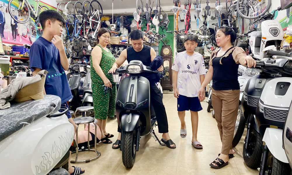 Nhiều cửa hàng xe điện thu hút đông khách mua.