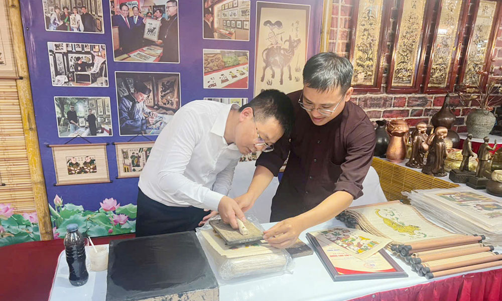 Du khách trải nghiệm in tranh dân gian Đông Hồ trong khuôn khổ sự kiện 