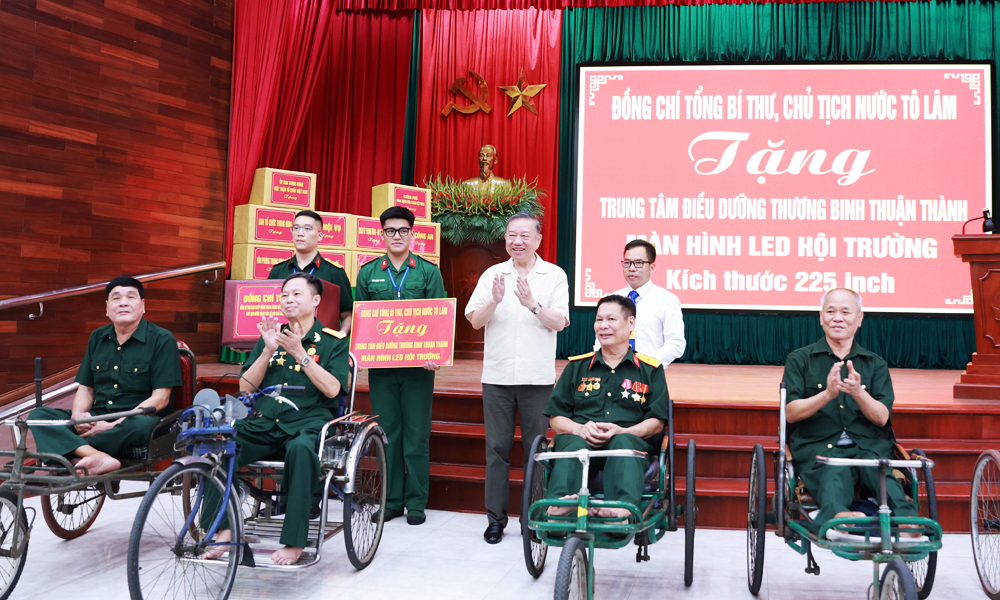 
Đồng chí Tô Lâm tặng quà Trung tâm Điều dưỡng Thương binh Thuận Thành.