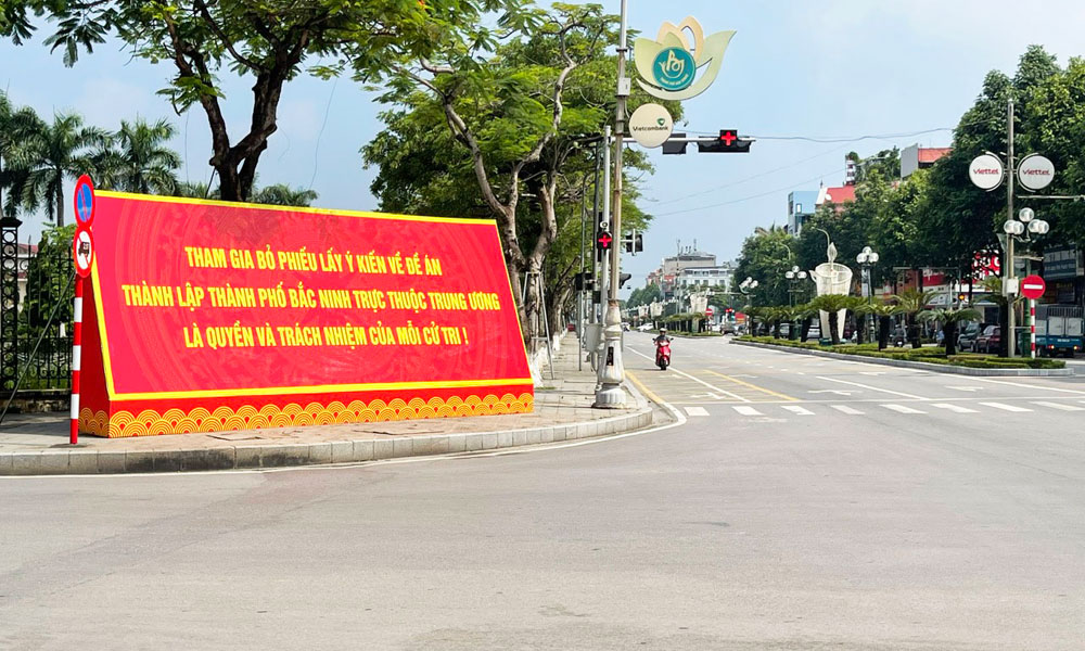 
Pano tuyên truyền lấy ý kiến của Nhân dân về Đề án thành lập thành phố Bắc Ninh trực thuộc Trung ương trên đường Hùng Vương (phường Bắc Giang).