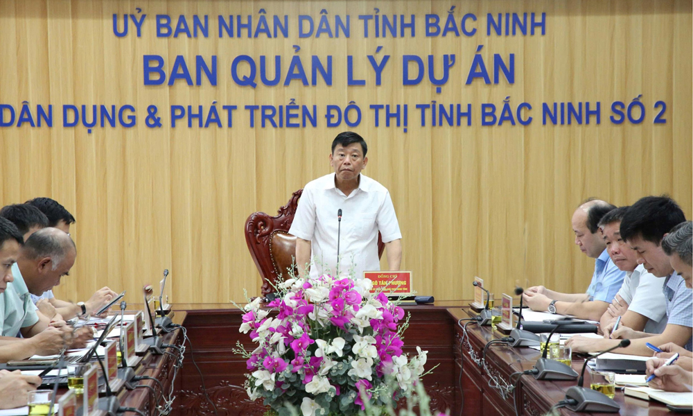 Đồng chí Ngô Tân Phượng phát biểu tại cuộc họp.