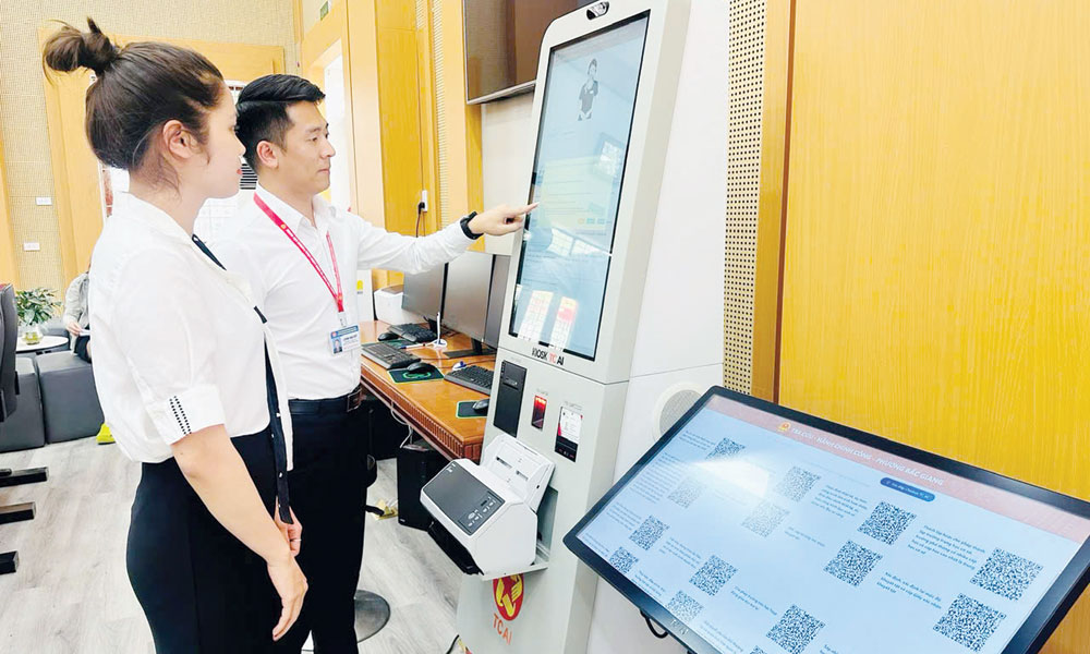Cán bộ phường Bắc Giang hướng dẫn thủ tục hành chính cho công dân.