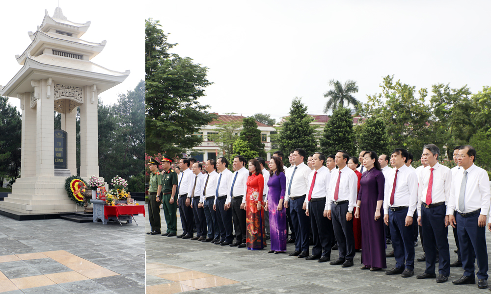 
Các đồng chí lãnh đạo tỉnh thành kính dâng hương, đặt vòng hoa tưởng nhớ các Anh hùng liệt sĩ tại Đài tưởng niệm các Anh hùng liệt sĩ ở phường Bắc Giang.