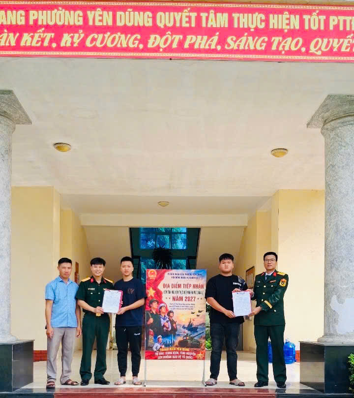 Những lá đơn tình nguyện của thanh niên phường Yên Dũng được gửi đến Ban Chỉ huy quân sự phường.