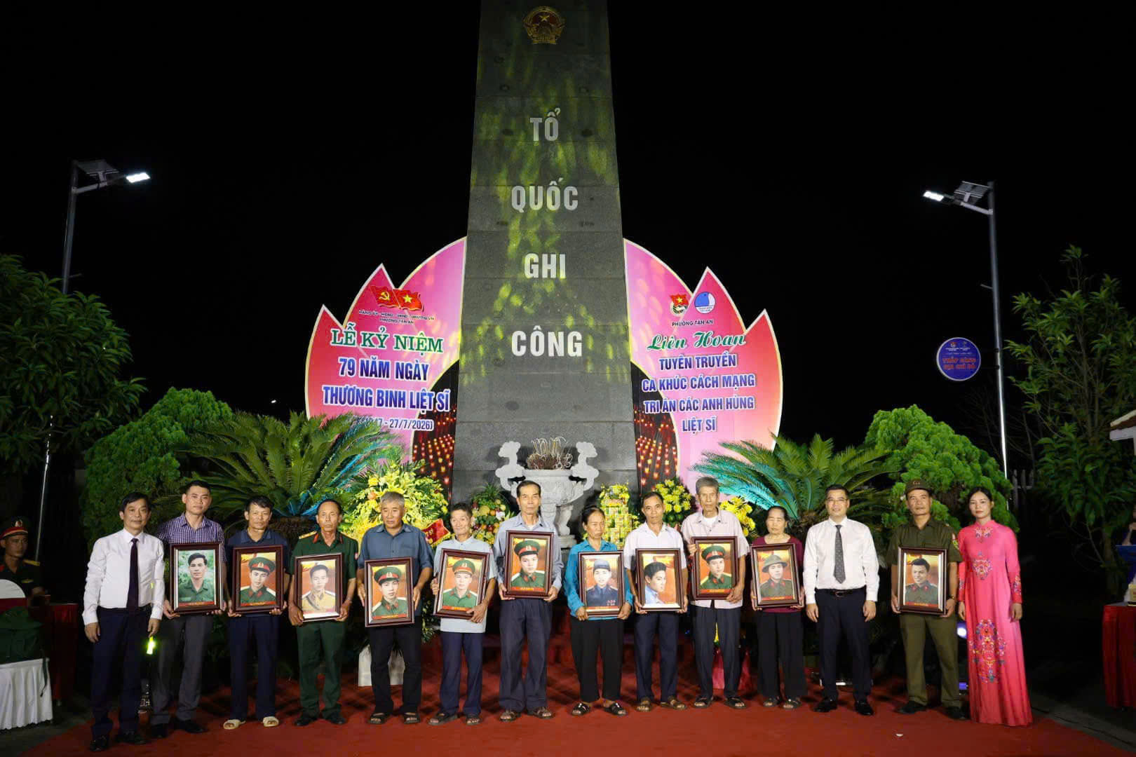 Đồng chí Nguyễn Anh Tuấn - tỉnh Ủy viên, phó Chủ tịch HĐND tỉnh,  đồng chí Đào Công Hùng- Bí thư Đảng ủy, Chủ tịch HĐND phường, đồng chí Nguyễn Thị Hương, Chủ tịch UBMTTQ Việt Nam phường trao di ảnh cho các thân nhân liệt sĩ.