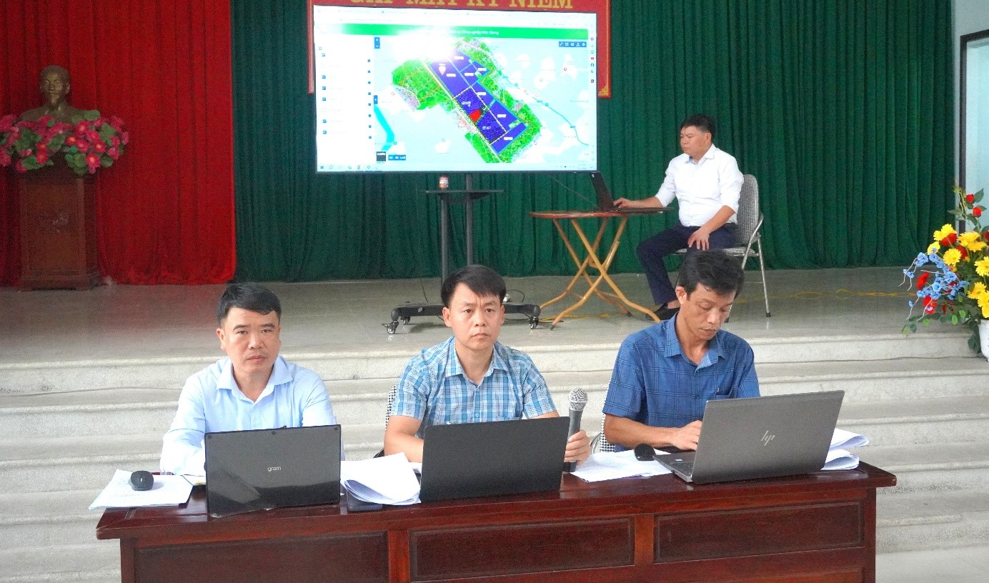 Các đồng chí lãnh đạo phòng kinh tế, chủ đầu tư chủ trì hội nghị