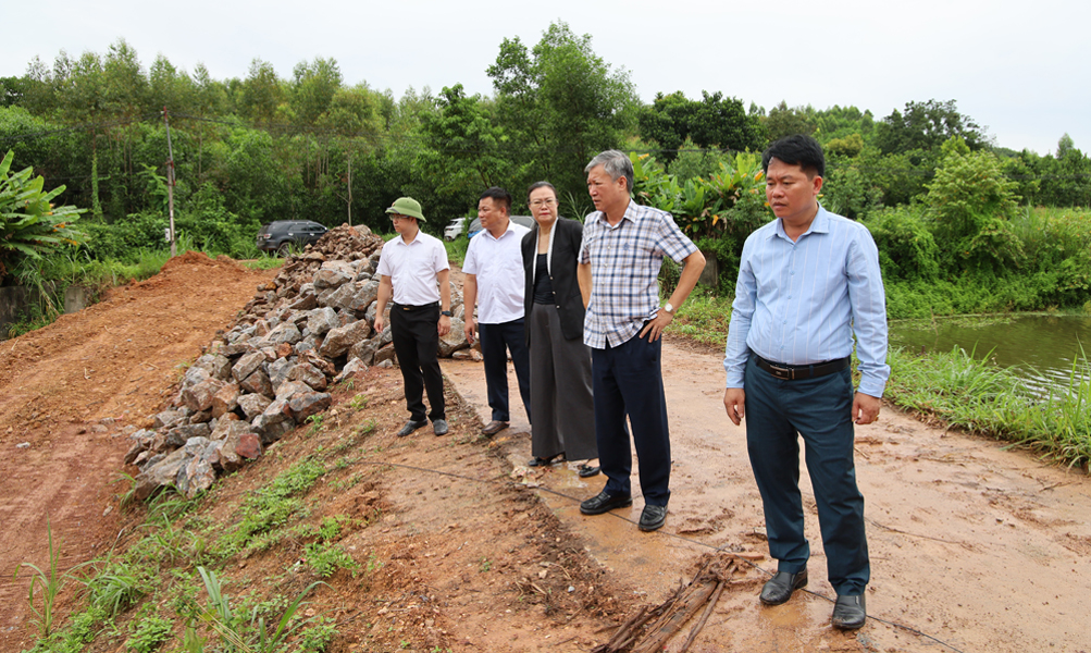 Đoàn công tác nắm bắt thực tế triển khai công trình khắc phục hậu quả thiên tai tại xã Tam Tiến.
