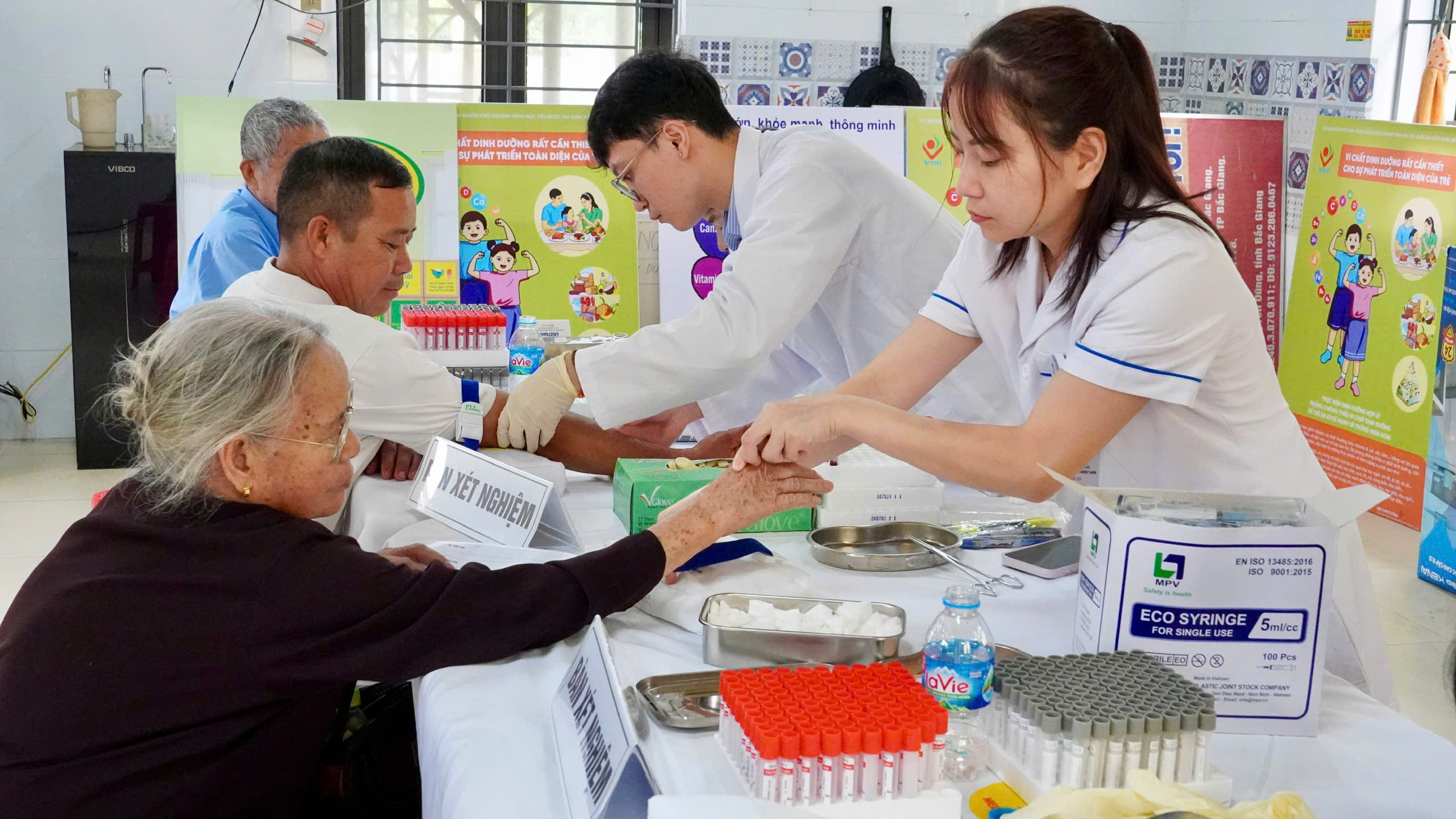 Đội ngũ y, bác sĩ Bệnh viện Đa khoa Bắc Ninh 1 khám, tư vấn sức khoẻ cho hơn 200 đối tượng là thương binh, bệnh binh và gia đình chính sách