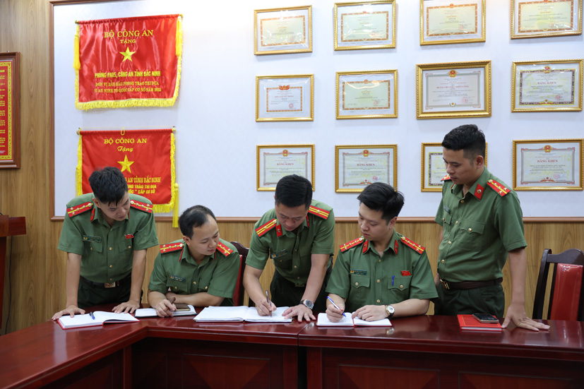 Cán bộ Phòng An ninh mạng và phòng chống tội phạm sử dụng công nghệ cao triển khai phương án triệt phá đường dây.
