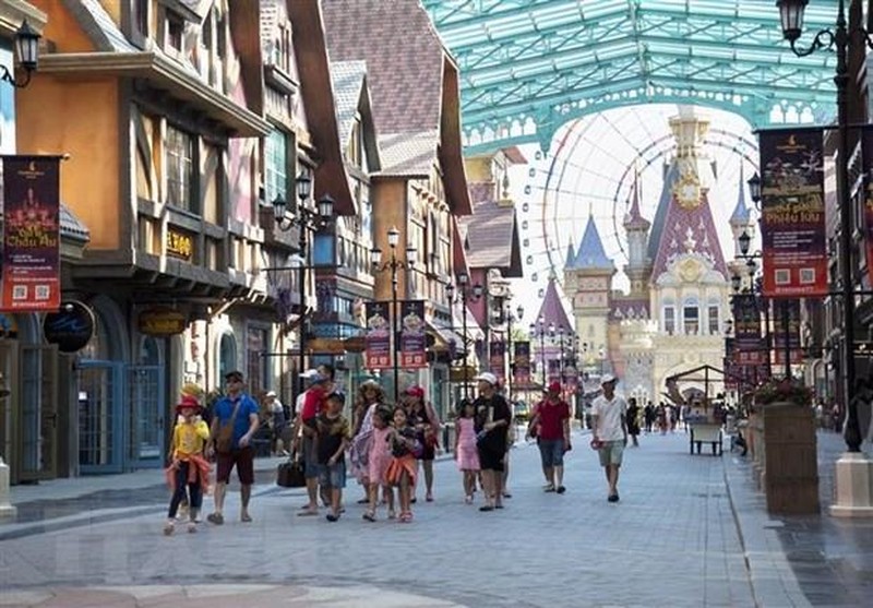 Du khách dạo chơi ngắm các kiến trúc châu Âu thời Trung cổ tại Phú Quốc (Kiên Giang). (Ảnh: TTXVN)