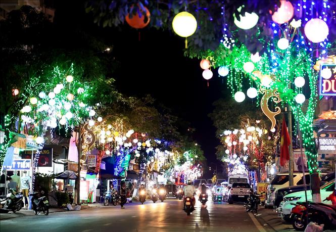 Đường Trần Hầu (phường Bình San, thành phố Hà Tiên, tỉnh Kiên Giang) về đêm. Ảnh: Hồng Đạt/TTXVN