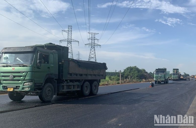 Đoạn tuyến 9,7km từ sau nút giao Đông Xuân đến cuối dự án đã hoàn thành phần tuyến chính, hiện đang thi công hoàn thiện hệ thống an toàn giao thông và đường gom.