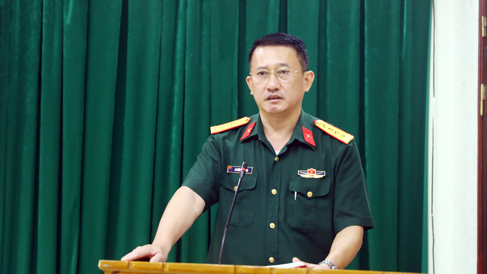 Đại tá La Công Phương phát biểu tại hội nghị.