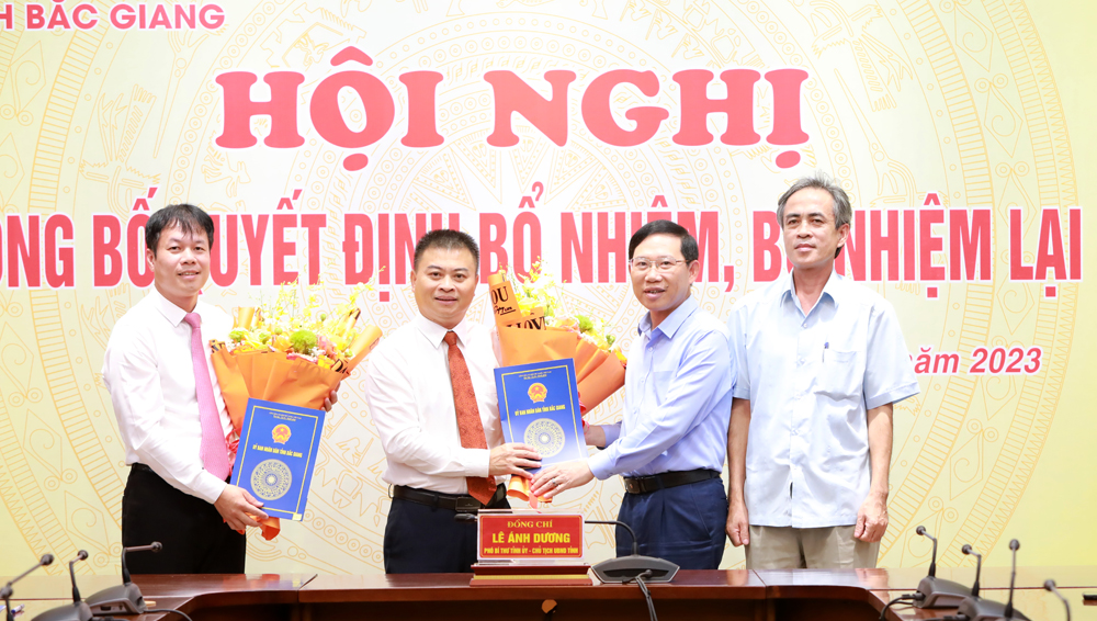 Đồng chí Lê Ánh Dương trao quyết định bổ nhiệm Giám đốc Sở Xây dựng cho đồng chí Nguyễn Việt Phong (ngoài cùng bên trái) và Quyết định bổ nhiệm lại cho đồng chí Bạch Đăng Khoa.