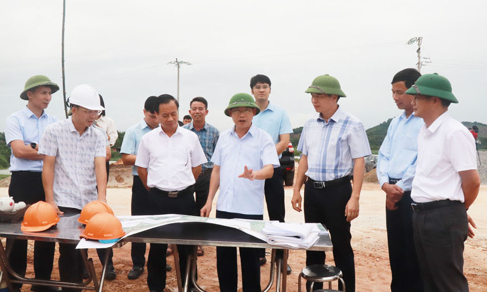 Chủ tịch UBND tỉnh Lê Ánh Dương nắm bắt tình hình triển khai dự án xây dựng khu thể thao huyện Tân Yên.