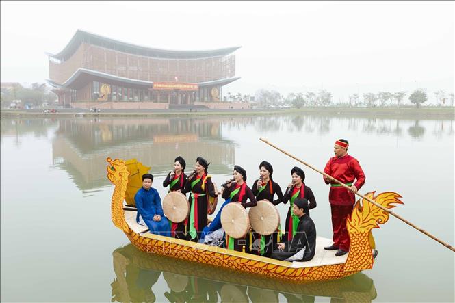 Liền anh, liền chị hát Quan họ giao lưu với khán giả trên thuyền. Ảnh tư liệu: Đoàn Công Vũ/TTXVN phát