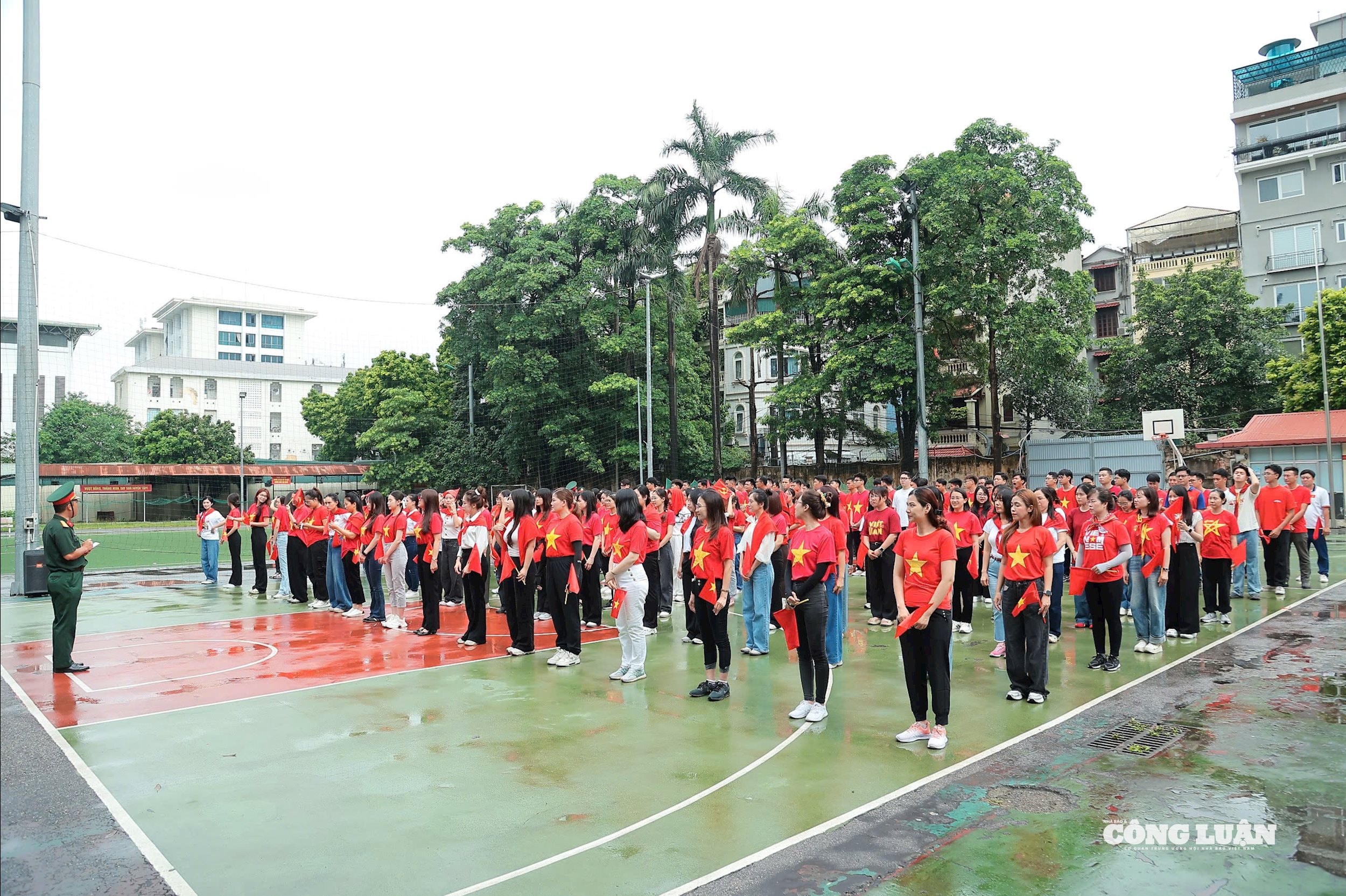 Khối Báo chí Cách mạng Việt Nam gồm 180 thành viên tham gia diễu hành.