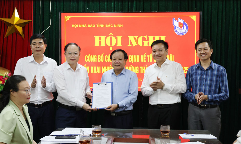 Lãnh đạo Sở Nội vụ trao quyết định hợp nhất Hội Nhà báo tỉnh Bắc Giang và tỉnh Bắc Ninh (cũ) thành Hội Nhà báo tỉnh Bắc Ninh.