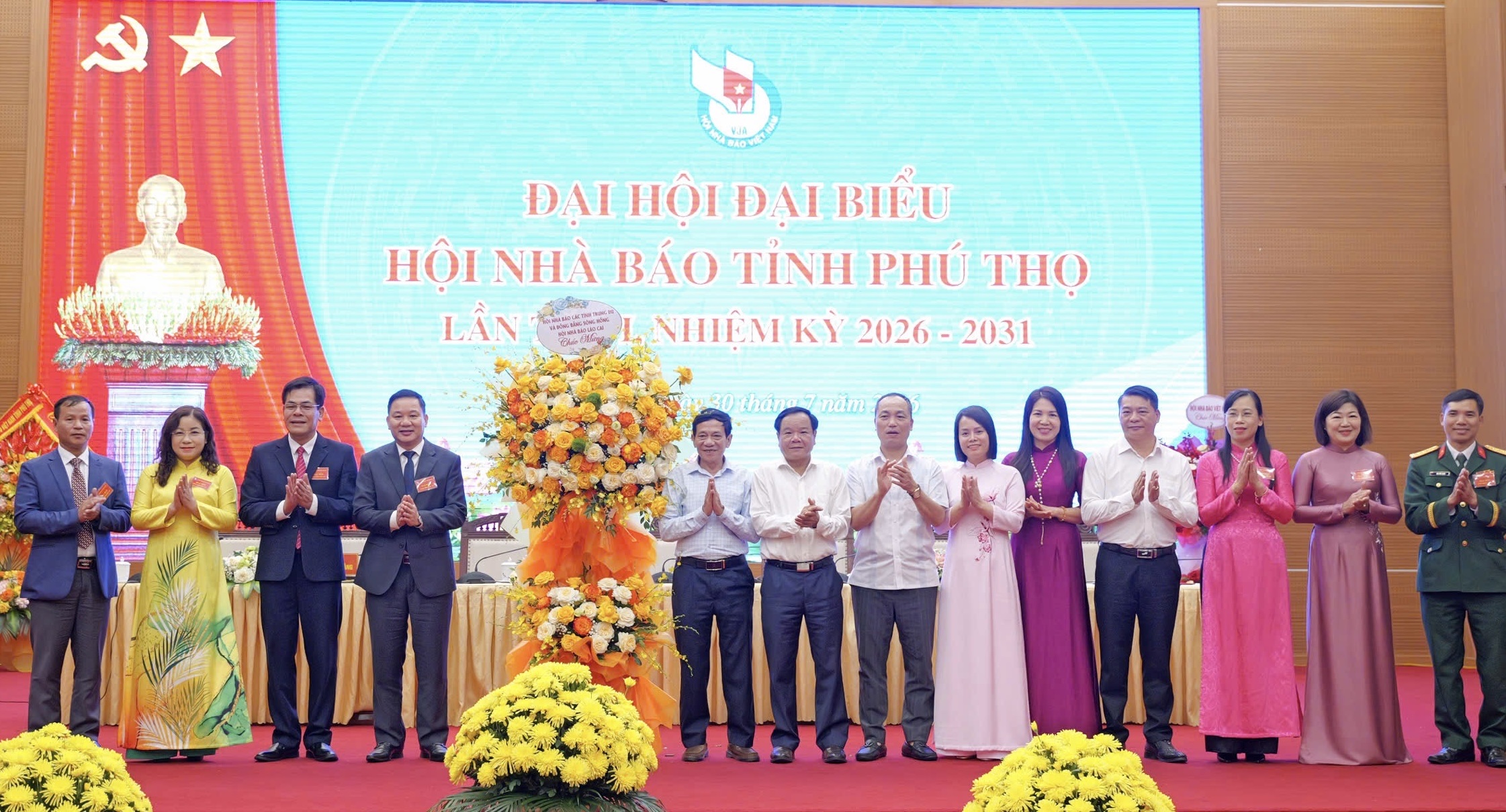 Lãnh đạo các Hội Nhà báo thuộc Cụm Thi đua Hội Nhà báo các tỉnh Trung du và Đồng bằng sông Hồng tặng hoa chúc mừng Đại hội.