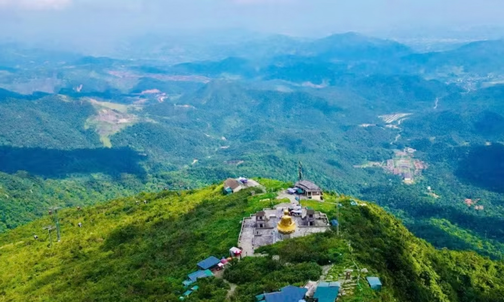 Dãy núi thiêng Yên Tử.