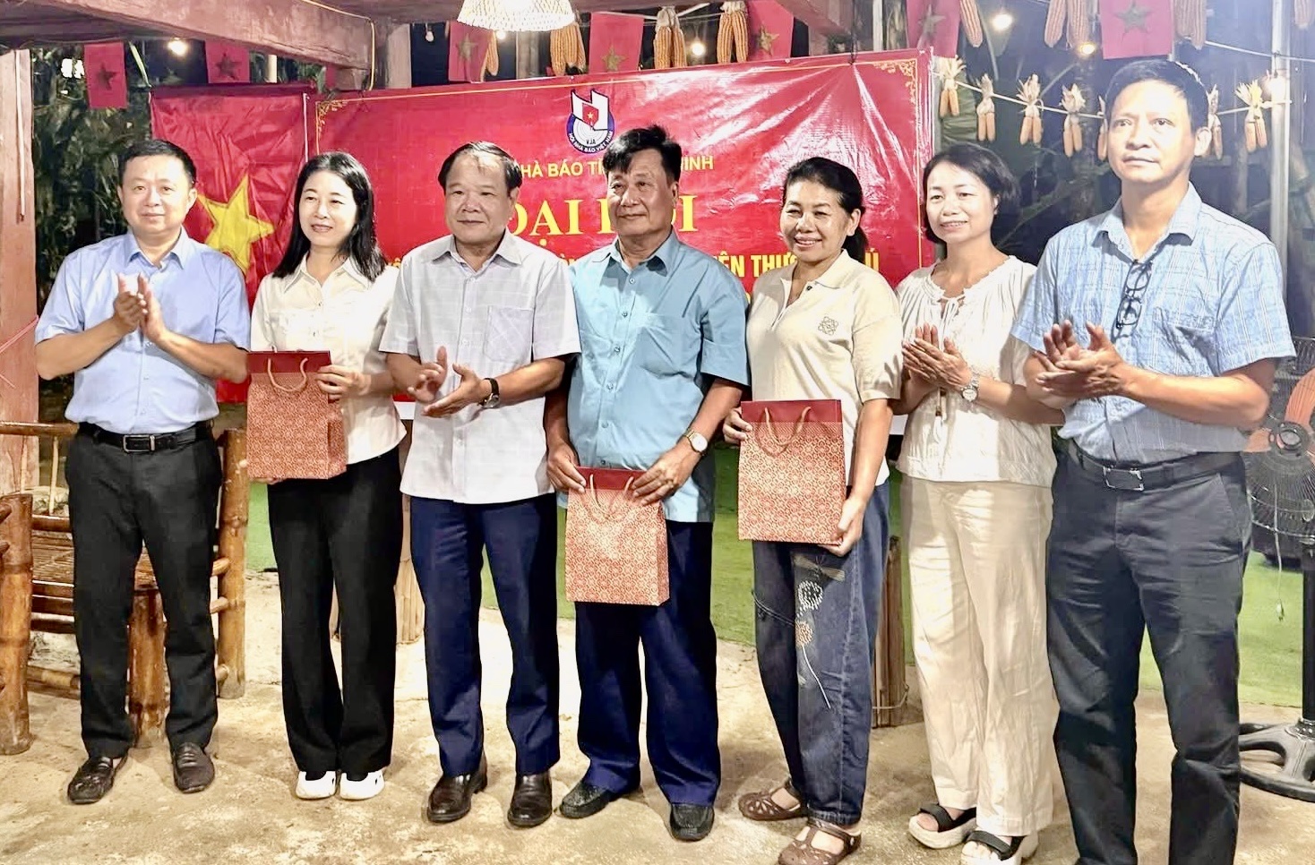 Đồng chí Trịnh Văn Ánh và Ban Thư ký Chi hội Nhà báo Văn phòng và Phóng viên Thường trú tặng quà cho các hội viên chuyển sinh hoạt sang Câu lạc bộ Nhà báo Cao tuổi.