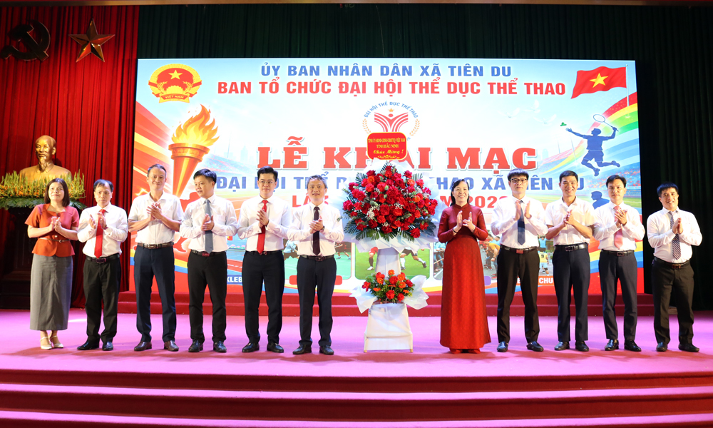 
Đồng chí Nguyễn Thị Hà tặng hoa chúc mừng Đại hội Thể dục Thể thao xã Tiên Du lần thứ I.