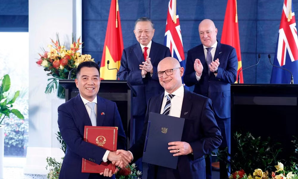 
Tổng Bí thư, Chủ tịch nước Tô Lâm và Thủ tướng New Zealand Christopher Luxon chứng kiến trao văn kiện hợp tác giữa hai nước.