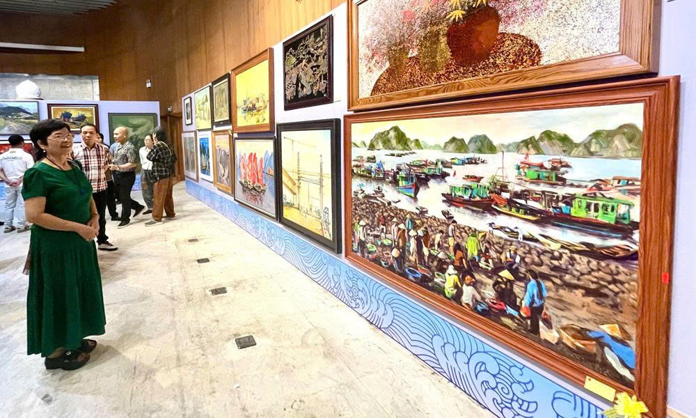 Khán giả tham quan không gian trưng bày các tác phẩm tại triển lãm.