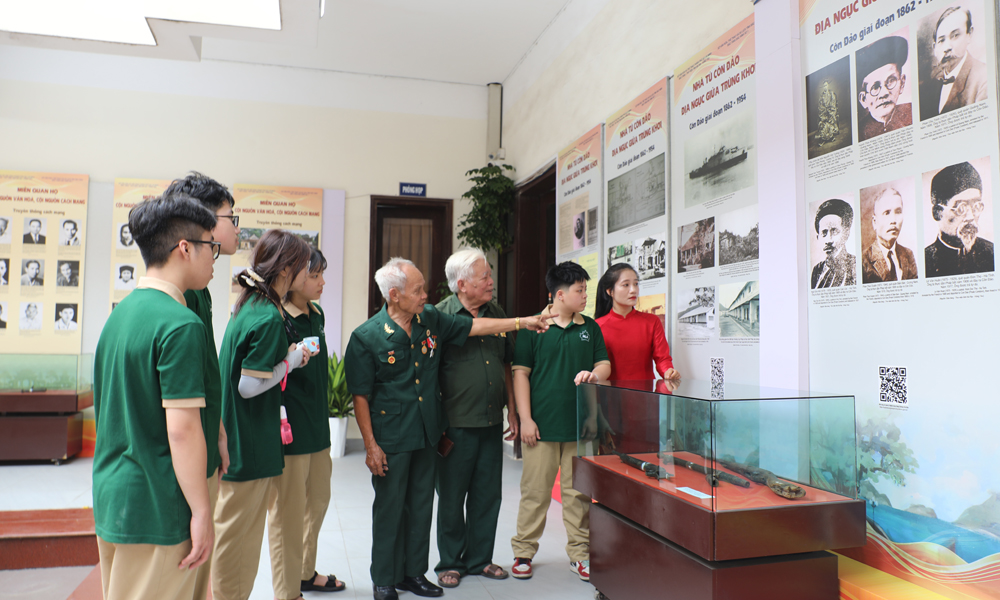 Ông Vũ Văn Kim (thứ tư từ phải sang), Chủ tịch Hội Chiến sĩ cách mạng bị bắt tù đày tỉnh Bắc Ninh chia sẻ về những năm tháng  bị tù đày ở Côn Đảo.