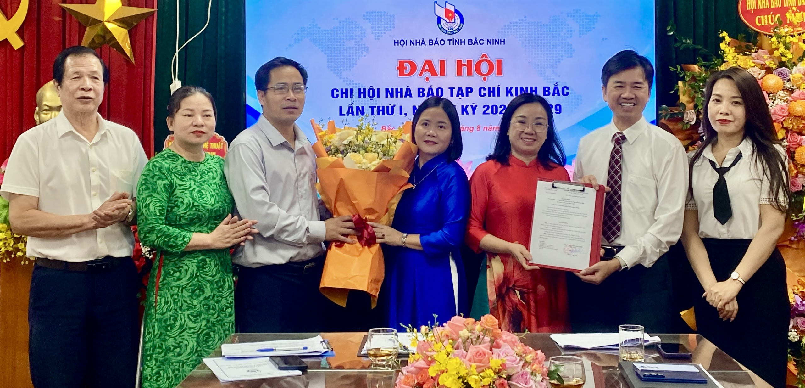Lãnh đạo Hội Nhà báo tỉnh trao quyết định chỉ định Ban Thư ký Chi hội, lãnh đạo Hội Văn học - Nghệ thuật tỉnh tặng hoa chúc mừng Đại hội.