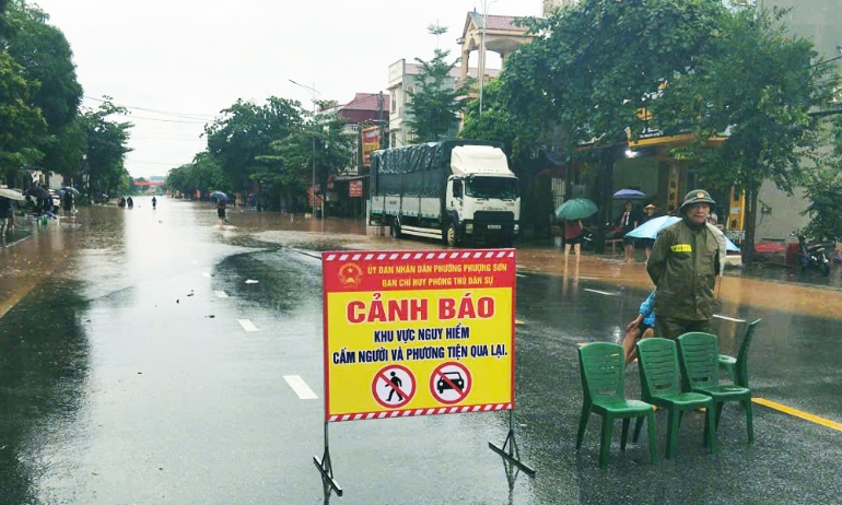 Các cơ quan chức năng cảnh báo người dân khu vực nguy hiểm.