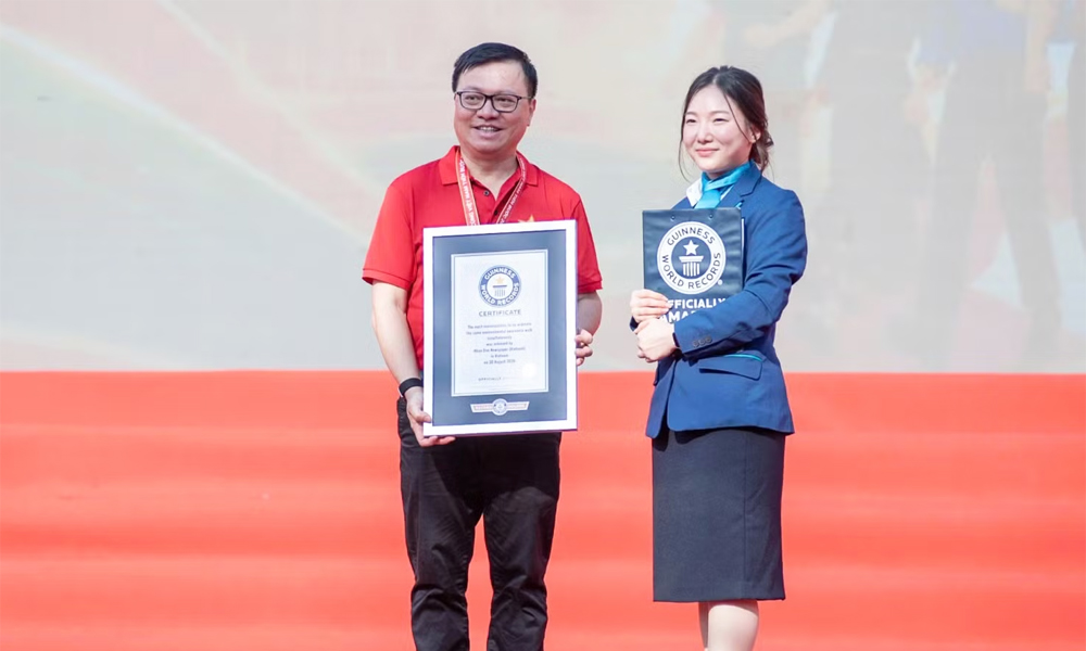Đồng chí Lê Quốc Minh, Ủy viên Trung ương Đảng, Tổng Biên tập Báo Nhân Dân, Phó Trưởng ban Tuyên giáo Trung ương, Chủ tịch Hội Nhà báo Việt Nam thay mặt Ban tổ chức nhận chứng nhận Kỷ lục Guinness thế giới.