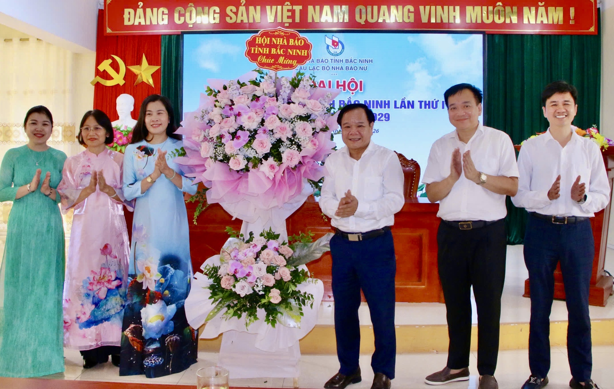 Các đồng chí Thường trực Hội Nhà báo tỉnh tặng hoa chúc mừng đại hội.