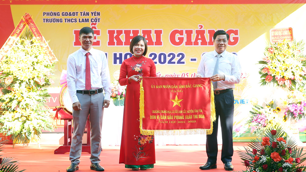 Đồng chí Dương Văn Thái trao Cờ thi đua của Chủ tịch UBND tỉnh cho đại diện Trường THCS Lam Cốt.