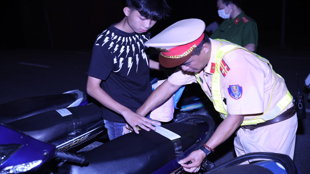 Công an huyện Việt Yên lập biên bản trường hợp vi phạm trật tự ATGT trong đêm 2/9.