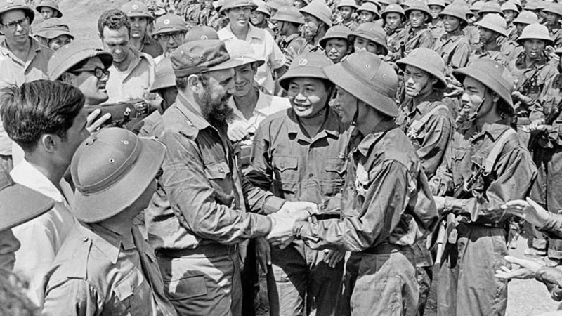 Các chiến sĩ Đoàn Khe Sanh, Quân giải phóng Trị Thiên-Huế nồng nhiệt đón mừng Bí thư thứ nhất Ban Chấp hành Trung ương Đảng Cộng sản Cuba, Thủ tướng Chính phủ Cách mạng Cuba Fidel castro đến thăm Vùng giải phóng miền nam Việt Nam, ngày 15/9/1973. (Ảnh: TTXVN)