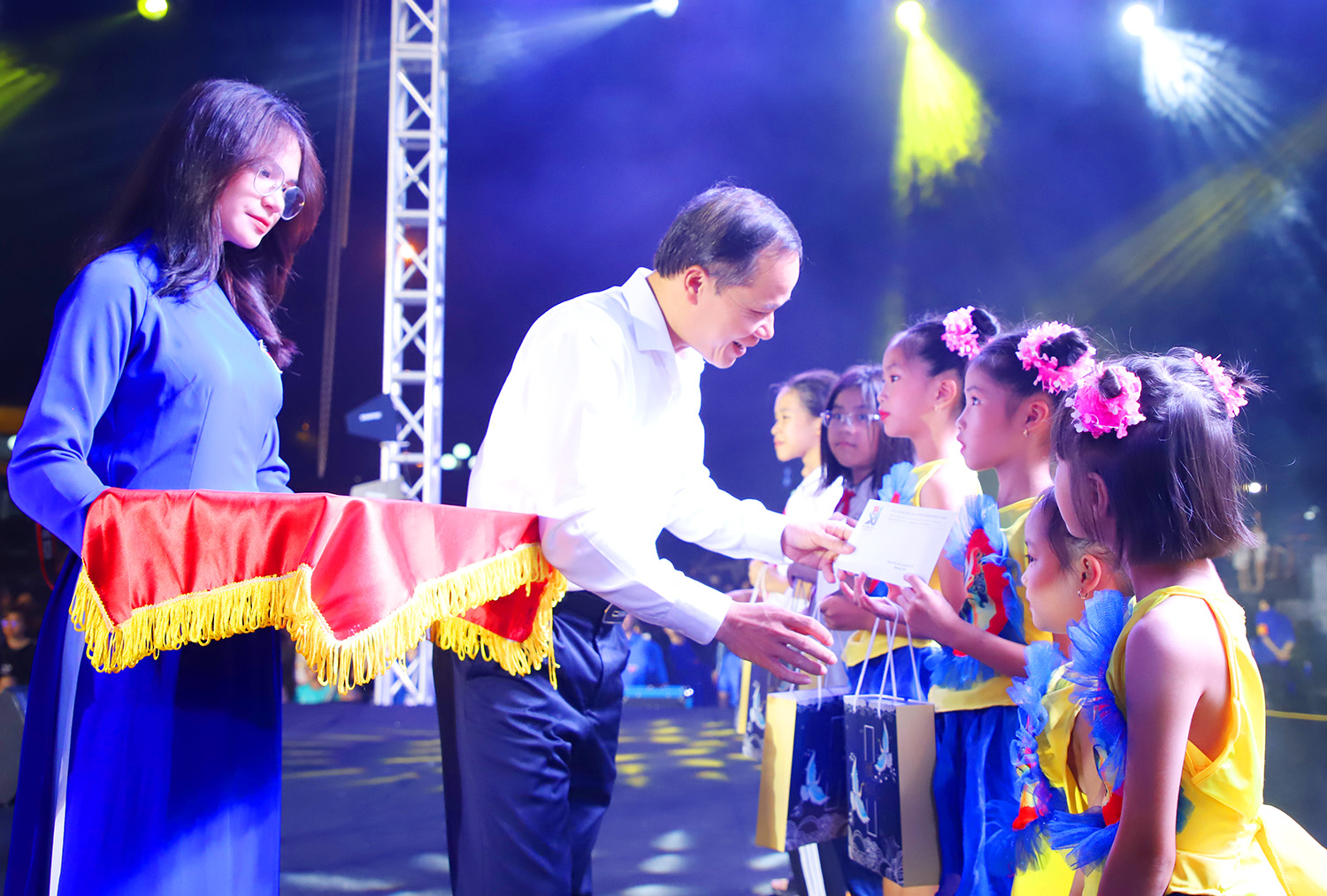 Phó Chủ tịch Thường trực UBND tỉnh Mai Sơn tặng quà cho các em thiếu nhi có thành tích xuất sắc trong học tập.