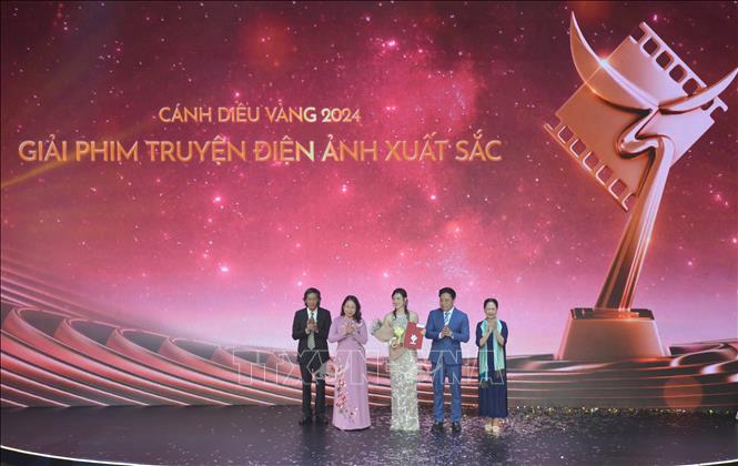Phó Chủ tịch nước Võ Thị Ánh Xuân trao giải Cánh diều vàng hạng mục phim truyện điện ảnh xuất sắc cho phim 