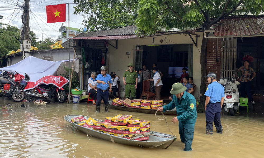 Do mưa lũ, nhiều nhà dân ở khu vực bến phà, tổ dân phố Chi Ly 1, phường Trần Phú (TP Bắc Giang) bị ngập. Hội Liên hiệp Phụ nữ phường Trần Phú đã vận động, kêu gọi các hội viên, nhà hảo tâm ủng hộ mì ăn liền gửi tới các hộ dân.